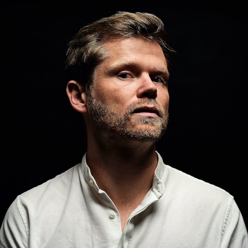 Søren Gemmer Press Photo in Circular Room looming over electronic musical equipment